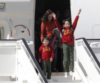 Tres de las personas que viajaron en el avión fletado por el Gobierno español, a su llegada a Torrejón. (Foto: JUANJO MARTÍN)