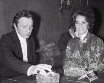 Elisabeth Taylor, con uno de sus maridos, Richard Burton, en 1972. (Foto: ARCHIVO)