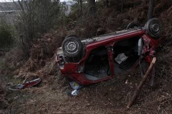 El coche cayó por una ladera, en la que hay un cortafuegos, a unos 100 metros de profundidad.  (Foto: XESÚS FARIÑAS)