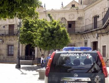 Un coche de la Guardia Civil frente al Ayuntamiento de Lora. (Foto: JUAN FERRERAS)