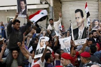 Los partidados del presidente sirio, Bashar el Asad, se manifiestan ayer por Damasco. (Foto: WAEL HAMZEH)