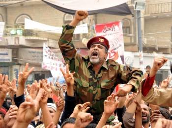 Un soldado se une a una protesta contra el régimen yemení. (Foto: YAHYA ARHAB)