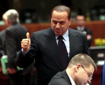 Berlusconi, en la cumbre de líderes europeos que se celebró en Bruselas. (Foto: OLIVIER HOSLET)