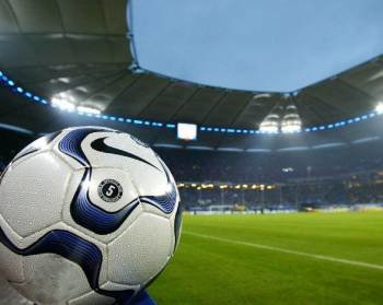 La retransmisión de partidos de fútbol en abierto es el principal punto de la polémica.  (Foto: )