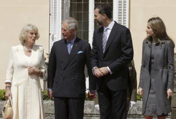 Los príncipes de Asturias posan junto al príncipe Carlos de Inglaterra y su esposa Camila. (Foto: JUANJO MARTÍN)