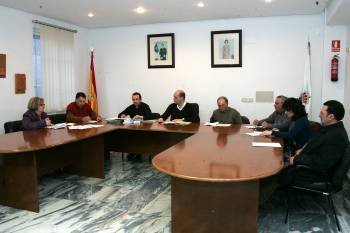 El grupo de gobierno popular, presidido por Armada -segundo por la izquierda-, en un pleno. (Foto: MARCOS ATRIO)