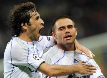 Raúl celebra con Edu el gol que marcó en Milán.? (Foto: daniel zennaro)