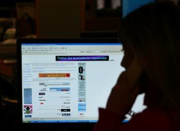 Un joven consulta una página en internet. (Foto: ARCHIVO)