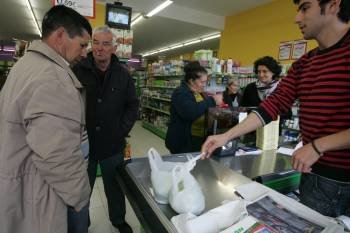 Un grupo de ciudadanos lusos compra en Feces de Abaixo.