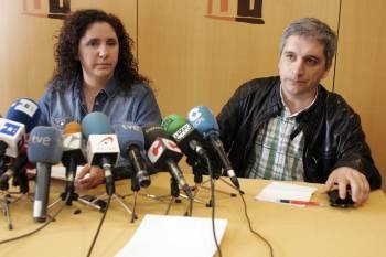 Rosa Arcos y Evaristo Nogueira, durante la rueda de prensa en Santiago. (Foto: VICENTE PERNÍA)
