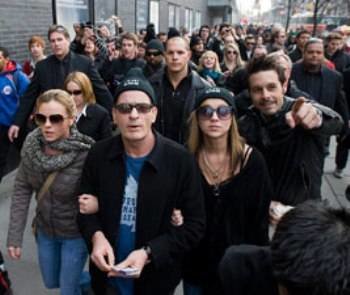 Charlie Sheen lidera la manifestación contra el trastorno bipolar