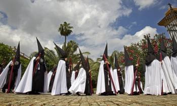 Nazarenos de la Hermandad de la Sed durante su recorrido del Miércoles Santo por Sevilla. (Foto: J. M. VIDAL)