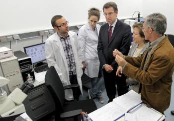  El presidente de la Xunta, Alberto Núñez Feijóo (c), acompañado por la conselleira de Sanidad, Pilar Farjas (2d), escucha las explicaciones del director del centro de investigación de Medicina Genómica, Ángel Carracedo.