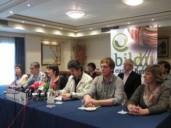 Los portavoces de Bildu defendiendo las candidaturas que presentaron para el 22-M. (Foto: ARCHIVO)