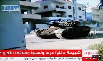 Imagen de televisión que muestra un tanque del ejército sirio en una calle de la ciudad de Deraa. (Foto: )
