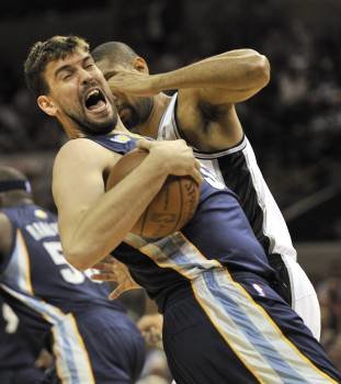 En jugador de los Spurs Tim Duncan disputa el balón con Marc Gasol de los Grizzlies (Foto: BOB PEARSON)
