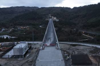 Viaducto de acceso a la ciudad de Ourense, con el túnel de A Tapada al fondo. (Foto: MIGUEL ÁNGEL)