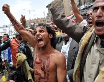 Manifestantes contra el régimen yemení, en Saná. (Foto: YAHYA ARHAB)