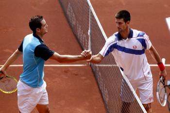  El serbio Novak Djokovic saluda al español Guillermo García López, a quien venció por 6-1 y 6-2. (Foto: J.C. Hidalgo)