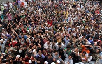  Cachemires musulmanes gritan consignas contra Estados Unidos durante una procesión en memoria del líder terrorista de Al Qaeda, Osama Bin Laden.