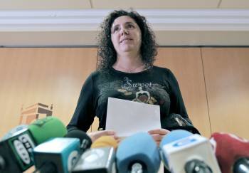 Rosa Arcos, durante la rueda de prensa que ofreció en Santiago de Compostela. (Foto: LAVANDEIRA JR)