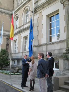 Rueda y Fernández Currás, izando la bandera de la UE con motivo del Día de Europa. (Foto: )