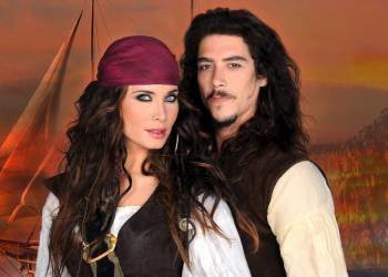  los actores Óscar Jaenada y Pilar Rubio que protagonizan la serie 'Piratas'