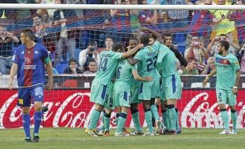 Varios jugadores del Barcelona celebran el gol de Keita ante el Levante. (Foto: MANUEL BRUQUE)