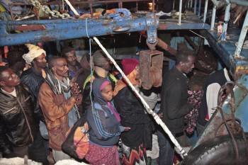 Inmigrantes libios a su llegada a la isla italiana de Lampedusa el pasado sábado. (Foto: F. MALAVOLTA)