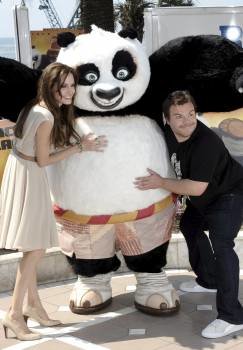 Los actores estadounidenses Jack Black (d) y Angelina Jolie posan para los fotógrafos junto al oso panda Po, protagonista de 'Kung Fu Panda 2'.