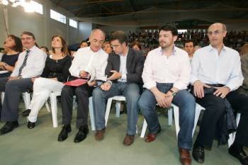 Batista, Pardo, Jiménez, Feijóo, Miranda y Delgado, en el mitin celebrado en Verín. (Foto: MARCOS ATRIO)