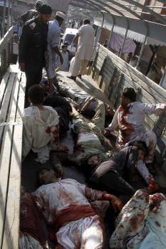 Heridos del atentado, trasladados en un camión. (Foto: ARSHAD ARBAB)