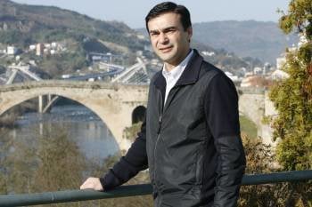 Jorge Bermello, en el Centro comercial Ponte Vella y con dos de los puentes ourensanos al fondo. (Foto: Miguel Ángel)