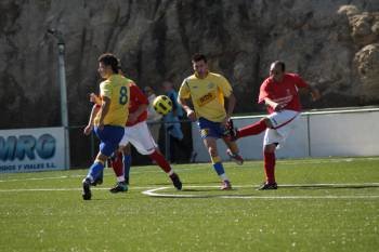 Un jugador del Peroxa despeja el balón ante dos rivales. (Foto: JAINER BARROS)