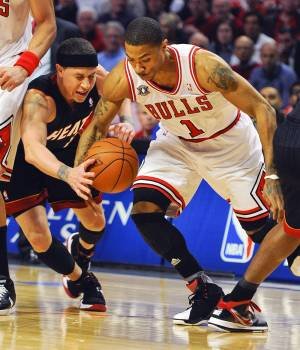 El jugador de los los Bulls de Chicago Derrick Rose disputa la bola con Mike Bibby. (Foto: TANNEN MAURY)