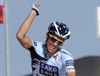 Contador celebra la victoria que le llevó hasta el liderato del Giro de Italia 2011.? (Foto: c. ferraro)