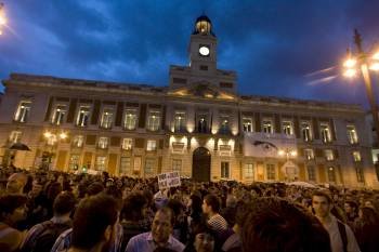 Miles de integrantes del Movimiento 15 de Mayo siguen concentrados esta noche en la Puerta del Sol. (Foto: Víctor Lerena)