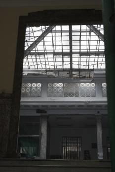 El techo de la sala principal, sin la vidriera. (Foto: XESÚS FARIÑAS)