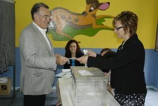 Alfredo García votando la mesa de la Guardería