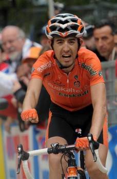 El ciclista español del Euskaltel Mikel Nieve celebra su victoria en la decimoquinta etapa del Giro de Italia en Gardeccia. (Foto: CARLO FERRARO)