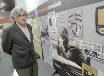 César Cunqueiro, hijo de Álvaro, visitando la exposición sobre su padre en la Casa da Parra. (Foto: XOÁN CRESPO)