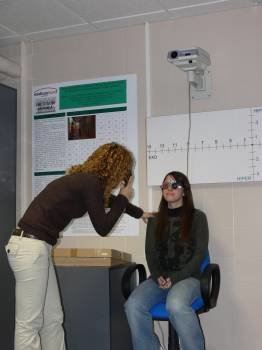 Una joven se someta a una revisión oftalmológica. (Foto: ARCHIVO)