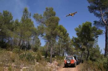 Labores de extinción en el incendio de Ibiza. (Foto: EFE)