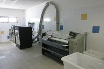 Instalaciones de la lavandería municipal, en el Centro Multiusos de Piñor. (Foto: JOSÉ PAZ)