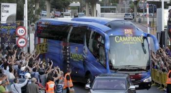 Los jugadores del Barcelona, en el momento de partir hacia Londres.? (Foto: albert olivé)