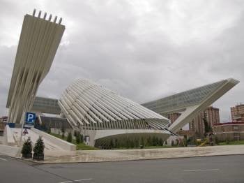 Exterior del Palacio de Congresos de Oviedo, diseñado por Calatrava. (Foto: Archivo)