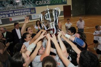 Las jugadoras del Ponte levantan la copa de campeonas en la acncha de Os Remedios. (Foto: José Paz)