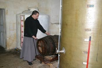 Uno de los monjes, con un barril de eucaliptine. (Foto: MARCOS ATRIO)