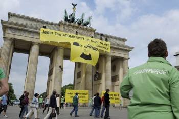 Greenpeace colgó una gran pancarta de la Puerta de Brandeburgo. (Foto: BRITTA PEDERSEN)