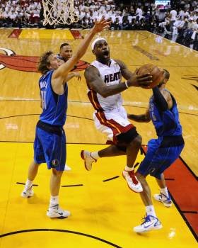 El jugador alemán Dirk Nowitzki y Tyson Chandler de los Mavericks de Dallas intentan bloquear a LeBron James (Foto: LARRY W. SMITH)